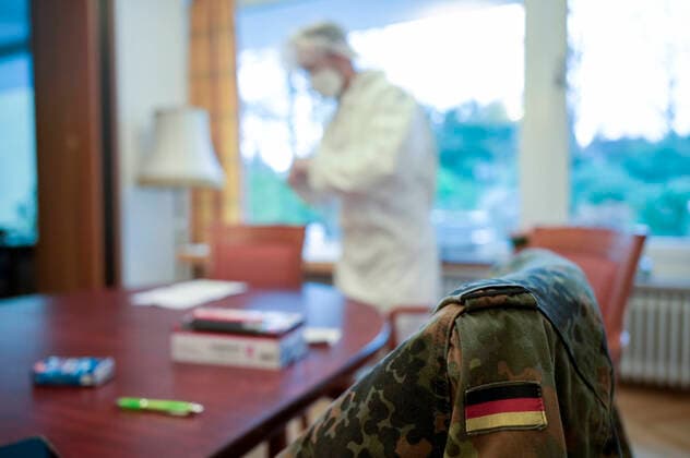 GERMANY, corona virus, fast testing GERMANY, Hamburg, fast testing for emplyees and visitors in nursing home for old people by soldiers of german army