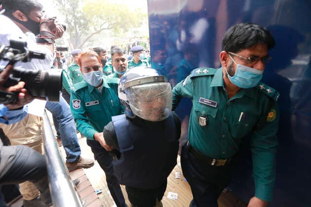 Bilder des Jahres 2021, News 02 Februar News Themen der Woche KW07 News Bilder des Tages Bangladesch, Gerichtsprozess nach Mord an Blogger Avijit Roy in Dhaka February 16, 2021, Dhaka, Bangladesh: The accused were taken to the court premises in Dhaka before a judge delivered the verdict in the 2015 killing of writer-blogger Avijit Roy, in Dhaka, Bangladesh, February 16, 2021. The Islamist militants hacked to death Avijit, the US-based Bangladeshi science writer and founder of the Muktomona blog, on Feb 26, 2015 just after he left the Amar Ekushey Book Fair in Dhaka. His wife Rafida Ahmed Bonya was also injured in the attack. Dhaka Bangladesh - ZUMAd117 20210216_zap_d117_001 Copyright: xSuvraxKantixDasx