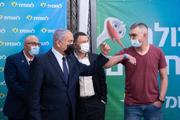 Bilder des Jahres 2021, News 02 Februar News Themen der Woche KW07 Coronavirus in Israel, Benjamin Netanyahu während Pressetermins zur 4-Milionsten Impfung Israeli Prime Minister Netanyahu congratulates Israel s 4,000,000th covid vaccination recipient at the Leumit Health Care Services vaccination facility in Jerusalem in Israel on Tuesday, February 16, 2021. Pool photo by Alex Kolomoisky  JERX20210216205 ALEXxKOLOMOISKY