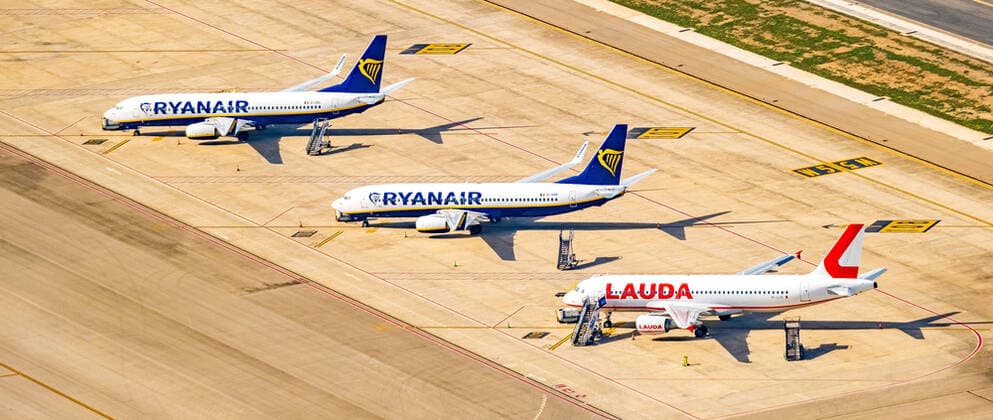 Luftbild, Flugzeuge in Ruhestellung, Einschränkungen des Reiseverkehrs, Aeropuerto de Palma de Mallorca, Flughafen Palma de Mallorca, Startbahn und Landebahn, Ryanair Flugzeuge, Lauda Air Flugzeuge, Palma, Mallorca, Balearische Inseln, Spanien !ACHTUNGxMINDESTHONORARx60xEURO!