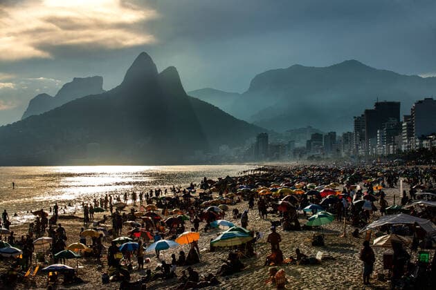 Bilder des Jahres 2021, News 02 Februar News Themen der Woche KW07 News Bilder des Tages Crowded Ipanema Beach RIO DE JANEIRO, BRAZIL, FEB 16: CROWDED BEACHES- Ipanema beach crowded on the last afternoon of a carnival holiday on February 16, 2021. ( Photo by Chico Ferreira Penta Press ) Rio de Janeiro Brazil 6134_231582 Copyright: xChicoxFerreira PentaxPressx