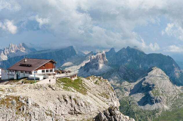 Dolomiten-Höhenweg 1, Bergstation und Hütte Rifugio Lagazuoi, Kaiserjägersteig, Lagazuoi Pizo, Cinque Torri im Hintergrund, Dolomiten, bei Cortina d Ampezzo, Belluno, Venetien, Italien, Europa *** Dolomites high trail 1, mountain station and hut Rifugio Lagazuoi, Kaiserjägersteig, Lagazuoi Pizo, Cinque Torri in the background, Dolomites, near Cortina d Ampezzo, Belluno, Veneto, Italy, Europe Copyright: imageBROKER StefanxAuth ibxsau06330670.jpg