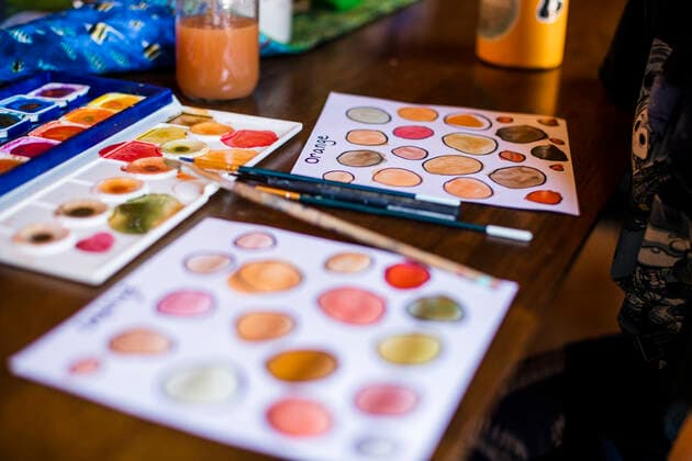IMAGO Creative: Jahreszeit Winter, Fantasievoll drinnen spielen Art Project Inspired by Color. Watercolor for Children with Bright Mix Nevada City, CA, United States CR_LEVO210216A-645847-01