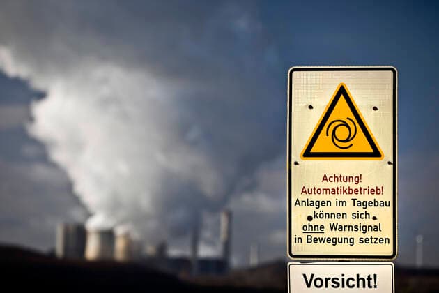 Schild mit Gefahrenwarnung am Tagebau Inden mit Kraftwerk Weisweiler, Braunkohletagebau, Deutschland, Nordrhein-Westfalen, Inden sign with danger warning at Inden opencast mine with Weisweiler power plant, opencast lignite mine, Germany, North Rhine-Westphalia, Inden BLWS638385 *** Sign with danger warning at Inden opencast mine with Weisweiler power plant, opencast lignite mine, Germany, North Rhine Westphalia, Inden BLWS638385 Copyright: xblickwinkel S.xZiesex