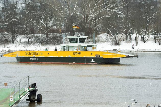 GER Sachsen Dresden Kleinzschachwitz - die Elbfähre auch Autofähre der DVB Dresdner Verkehrsbetriebe Schloßfähre 12.02.21 120221 *** GER Saxony Dresden Kleinzschachwitz the Elbe ferry also car ferry of DVB Dresdner Verkehrsbetriebe castle ferry 12 02 21 120221 Jürgen Männel ddbd