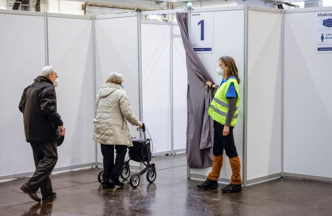 Essen, Nordrhein-Westfalen, Deutschland - Impfstart im Corona Impfzentrum Essen, zuerst geimpft werden zu Hause lebende Menschen ab 80 Jahren. Essen Nordrhein-Westfalen Deutschland