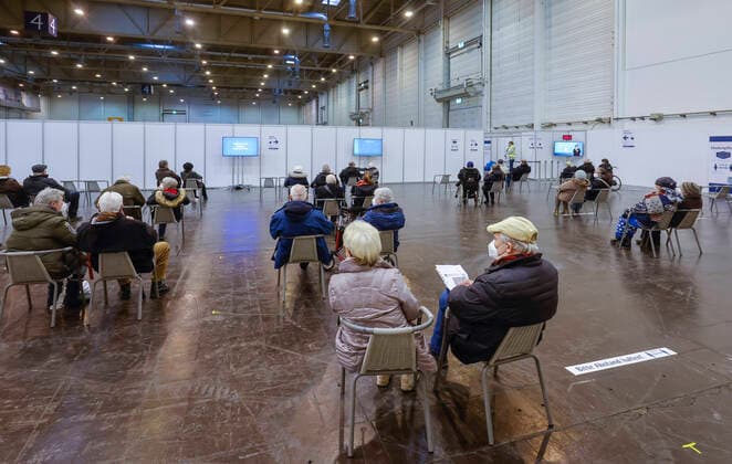 Essen, Nordrhein-Westfalen, Deutschland - Impfstart im Corona Impfzentrum Essen, zuerst geimpft werden zu Hause lebende Menschen ab 80 Jahren. Essen Nordrhein-Westfalen Deutschland