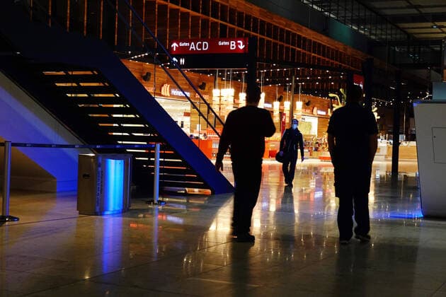 17.02.2021, Schoenefeld, Brandenburg, GER - Nur wenige Passagiere verlieren sich in Zeiten der Coronakrise im Terminal des Flughafen Berlin-Brandenburg International BER. (Abfertigungshalle, Airport, Alltag, BBI, BER, Berlin-Brandenburg International, Berlin-Schoenefeld, Brandenburg, Check-in, Coronaepidemie, Coronapandemie, deutsch, Deutschland, Europa, europaeisch, Flughafen, Flughafen Flughafengebaeude, Flughafen Schoenefeld, Flughafenterminal, Gebaeude, Gesellschaft, innen, Innenaufnahme, leer, Leere, Lockdown, Menschen, Passagiere, Personen, QF, Querformat, Reise, Reisewarnung, Schattenrisse, Schoenefeld, Shutdown, Silhouetten, Terminal, Tourismus, Umrisse, Westeuropa, Wirtschaft) 210217D005SCHOENEFELD.JPG