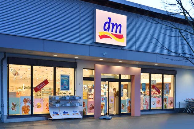 Kaum Kundenverkehr in einem dm Drogeriemarkt wegen Corona,Pandemie,Ausbreitung, Coronakrise,Coronavirus, Virus,Erreger Filiale, Laden,Shop, Eingang, Eingangsbereich,Handel,Geschaeft,