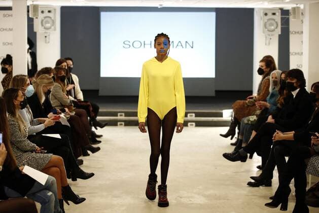 Bilder des Jahres 2021, Entertainment 02 Februar Entertainment Themen der Woche KW07 Entertainment Bilder des Tages A model displays some of the creations by Spanish fashion brand SOHUMAN in the framework of the London Fashion Week during a runaway show held in Madrid, Spain, 17 February 2021. London Fashion Week - SOHUMAN !ACHTUNG: NUR REDAKTIONELLE NUTZUNG!  Copyright: xJavierxLópezx GRAF9575 20210217-637491850296046443