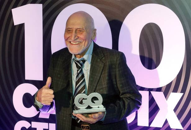 Bilder des Jahres 2021, Entertainment 02 Februar Entertainment Themen der Woche KW07 Entertainment Bilder des Tages MOSCOW, RUSSIA - FEBRUARY 17, 2021: TV host Nikolai Drozdov holds his prize at a cocktail party marking the release of the annual GQ 100 Most Stylish Men rating, at the Magadan restaurant. Mikhail Japaridze TASS  TS0F7142