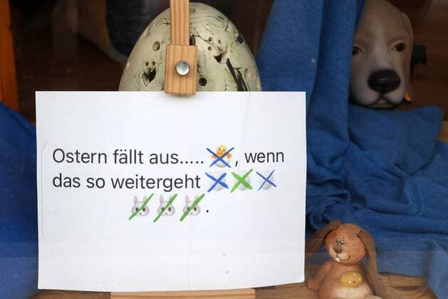 Erfurt - Hilferuf der Geschäfte 17.02.2021 , Erfurt, im Schaufenster eines Geschäfts in der Innenstadt steht ein Schild mit der Aufschrift Ostern fällt aus, wenn das so weitergeht