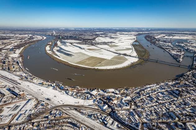 Luftbild, Fluss Rhein, Rheinaue Ehingen mit Blick auf Mündelheim, Krefeld-Uerdinger Brücke, verschneite Wiesen und Felder, Uerdingen, Krefeld, Ruhrgebiet, Nordrhein-Westfalen, Deutschland !ACHTUNGxMINDESTHONORARx60xEURO! *** Aerial view, river Rhine, Rheinaue Ehingen with view to Mündelheim, Krefeld Uerdinger bridge, snowy meadows and fields, Uerdingen, Krefeld, Ruhr area, North Rhine Westphalia, Germany ATTENTIONxMINESTHONORARx60xEURO