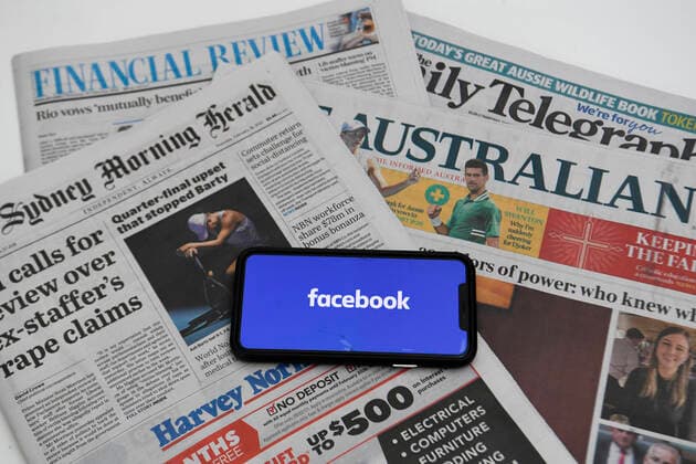 Bilder des Jahres 2021, News 02 Februar News Themen der Woche KW07 FACEBOOK AUSTRALIAN MEDIA BLOCKAGE, An illustration image shows a phone screen with the ?Facebook? logo and Australian Newspapers at Parliament House in Canberra, Thursday, February 18, 2021. Social media giant Facebook has moved to prohibit publishers and people in Australia from sharing or viewing Australian and international news content in response to Australia s proposed media bargaining laws. ( NO ARCHIVING, EDITORIAL USE ONLY, NO USE IN BOOKS WITHOUT CONSENT CANBERRA ACT AUSTRALIA  Copyright: xLUKASxCOCHx 20210218001521384132