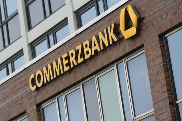 Blick am Mittwoch (17.02.2021) in Rostock auf eine Filiale der Commerzbank. Die Bank will sich für die nächsten Jahre deutschlandweit neu aufstellen, um weiterhin profitabel zu sein. Dabei geht es u.a. um einen Stellenabbau und die Schließung zahlreicher Standorte. Ob die Bank in der Hansestadt auch von den Restrukturierungsmaßnahmen betroffen sein wird ist bisher völlig unklar. Fest steht jedoch, auch die Stadt an der Warnow braucht für ihre wirtschaftliche Entwicklung eine solide Bankenstruktur. *** View on Wednesday 17 02 2021 in Rostock on a branch of Commerzbank The bank wants to reposition itself for the next few years throughout Germany in order to continue to be profitable This involves, among other things, job cuts and the c