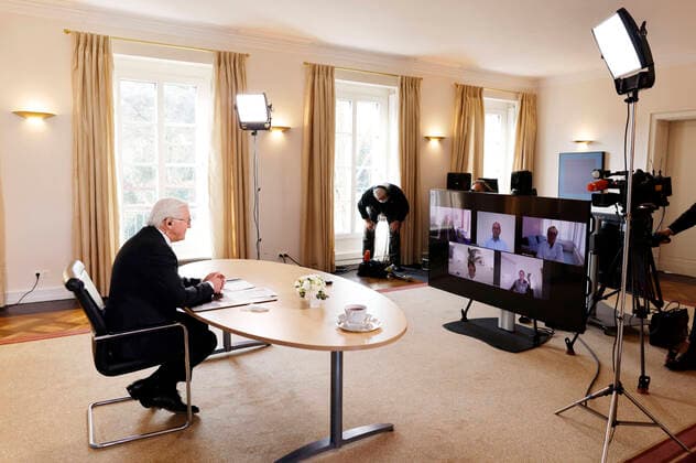 News Bilder des Tages Frank-Walter Steinmeier bei einem Regionalgespräch des Bundespräsidenten mit Bürgern aus Sachsen zur Situation im Gesundheits- und Pflegebereich in der Pandemie (Videoschalte) im Schloss Bellevue. Berlin, 18.02.2021 *** Frank Walter Steinmeier at a regional meeting of the Federal President with citizens from Saxony on the situation in the health and care sector in the pandemic Videoschalte im Schloss Bellevue Berlin, 18 02 2021 Foto:xJ.xMWx xFuturexImage
