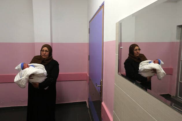 February 18, 2021, khan Younis, Gaza Strip, Palestinian Territory: Relatives of the Palestinian prisoner Muhammad al-Qudra carry the newborn, at Nasser Medical Complex in khan Younis in the southern of Gaza strip on February 18, 2021. Eman al-Qudra gave birth to her newborn in a successful smuggling of sperm to lead to a pregnancy. Since 2004, Palestinian security prisoners, who are denied conjugal visitations by their wives, have tried to smuggle their sperm out of Israeli prisons, so that their wives can be inseminated in fertility clinics in the West Bank and Ghazza, and bear them children khan Younis Palestinian Territory - ZUMAap3_ 20210218_zaf_ap3_178 Copyright: xAshrafxAmrax