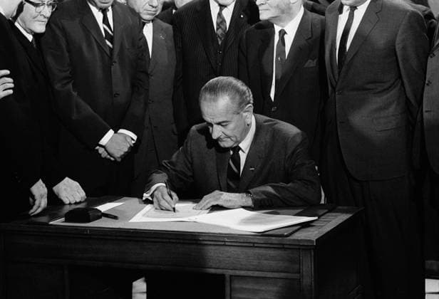 IMAGO History, U.S. Bürgerrechtsbewegung: 1954-1968 U.S. President Lyndon Johnson signing Civil Rights Bill while surrounded by Members of Congress, Washington, D.C., USA, Warren K. Leffler, April 11, 1968  Copyright: xCircaxImagesx ghi-circa09196