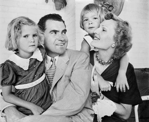 Archivbilder der Woche KW07 U.S. Senator and Mrs. Richard M. Nixon with daughters Tricia and Julie, Charlotte Brooks, LOOK Magazine Photograph Collection, July 1952  Copyright: xCircaxImagesx ghi-circa09198