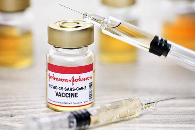 Injektionsflasche mit Impfspritzen, Corona-Impfstoff von Johnson&Johnson, Symbolfoto