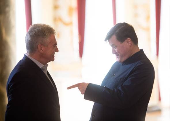 Semperoper Christian Thielemann, Chefdirigent der Sächsischen Staatskapelle spricht mit dem kommissarischen Intendant der Semperoper Dresden, Wolfgang Rothe kurz vor Beginn einer Pressekonferenz in der Semperoper Dresden. Der Kaufmännische Geschäftsführer der Sächsischen Staatstheater und kommissarische Intendant der Semperoper Dresden, Wolfgang Rothe, Christian Thielemann, Chefdirigent der Sächsischen Staatskapelle Dresden, Ballettdirektor Aaron S. Watkin und Manfred Weiß, der Leiter der Jungen Szene, informieren während einer Pressekonferenz über die kommenden Premieren und die wichtigsten Neuheiten. Der Kartenvorverkauf für die Spielzeit 2017 18 beginnt online sowie für Anrechte und Pakete am 15. März, der allgemeine Vorver