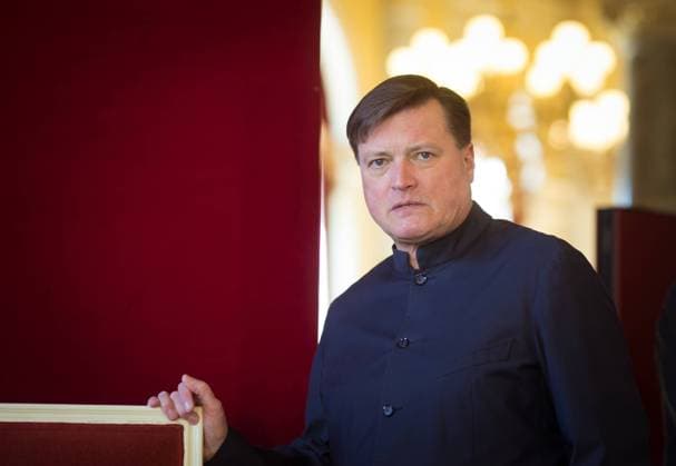 Christian Thielemann Christian Thielemann, Chefdirigent der Sächsischen Staatskapelle kurz vor Beginn einer Pressekonferenz in der Semperoper Dresden. Die Pressekonferenz informiert über die kommenden Premieren und die wichtigsten Neuheiten für die Spielzeit 2017 18 *** Christian Thielemann Christian Thielemann, Principal Conductor of the Sächsische Staatskapelle shortly before the start of a press conference at the Semperoper Dresden The press conference provides information about the upcoming premieres and the most important innovations for the 2017 18 season