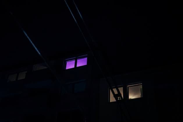 IMAGO Creative: 2023 Farbe des Jahres - Digital Lavender Köln leuchtet farbenfroh Köln, 18.02.21: Strassen von Köln leuchten in bunten Farben nach einem abendlichen Regen; Fenster leuchtet lila, Foto: pressefoto Mika Volkmann *** Cologne shines colorful Cologne, 18 02 21 streets of Cologne shine in bright colors after an evening rain window shines purple, photo press photo Mika Volkmann