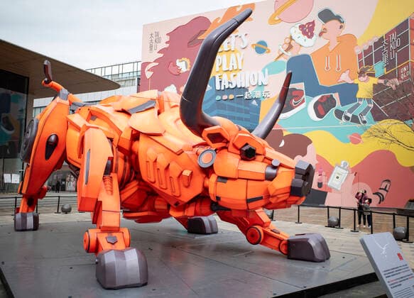 Bilder des Jahres 2021, Entertainment 02 Februar Entertainment Themen der Woche KW07 News Bilder des Tages BEIJING, CHINA - FEBRUARY 19: People look at a bull statue set up at Sanlitun to mark the Chinese New Year, the Year of the Ox, on February 19, 2021 in Beijing, China.  Copyright: xVCGx CFP111317934921