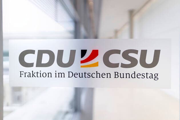 Hinweisschild auf die CDU CSU-Fraktion im Deutschen Bundestag. (Themenbild, Symbolbild) Berlin, 12.02.2021