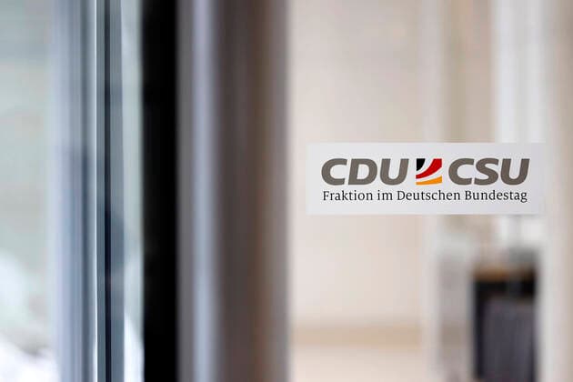 Hinweisschild auf die CDU CSU-Fraktion im Deutschen Bundestag. (Themenbild, Symbolbild) Berlin, 12.02.2021