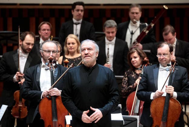 Bilder des Jahres 2021, Entertainment 02 Februar Entertainment Themen der Woche KW07 Entertainment Bilder des Tages Mariinski-Theaterorchester in Moskau MOSCOW, RUSSIA - FEBRUARY 19, 2021: Russian conductor Valery Gergiev (front), artistic director of the Mariinsky Theatre, performs during a concert given by the Mariinsky Theatre Orchestra at Zaryadye Concert Hall. Sergei Bobylev TASS  TS0F744E