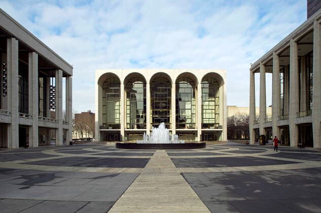Architektur von Philip Johnson Arcaid Arcaid Images , Metropolitan Opera House, Lincoln Center for the Performing Arts, New York City. Fountain by Philip Johnson., 28.01.2021 Copyright: xGxJackson x, Ref11035-350-1.jpg United States  Copyright: xGavinxJackson arcaid.co.ukx