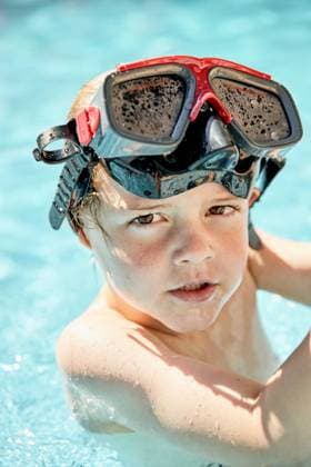 IMAGO Creative: 2021 Favoriten Adorable little boy in snorkeling goggles swimming in outdoor pool before diving training on sunny day Copyright: xMathiasxAlvezx Model Released