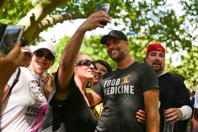 ANTI VACCINATION RALLY SYDNEY, Celebrity Chef Pete Evans takes selfies with fans during an anti-vaccination rally in Sydney, Saturday, February 20, 2021. The national rollout of the Pfizer vaccine will begin on Monday in what will be the largest exercise of its kind in Australia s history. ( NO ARCHIVING, EDITORIAL USE ONLY, NO USE IN BOOKS WITHOUT CONSENT SYDNEY NSW AUSTRALIA  Copyright: xSTEVENxSAPHOREx 20210220001521824242