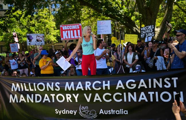 Bilder des Jahres 2021, News 02 Februar News Themen der Woche KW07 News Bilder des Tages ANTI VACCINATION RALLY SYDNEY, A woman speaks during an anti-vaccination rally in Sydney, Saturday, February 20, 2021. The national rollout of the Pfizer vaccine will begin on Monday in what will be the largest exercise of its kind in Australia s history. ( NO ARCHIVING, EDITORIAL USE ONLY, NO USE IN BOOKS WITHOUT CONSENT SYDNEY NSW AUSTRALIA  Copyright: xSTEVENxSAPHOREx 20210220001521826351