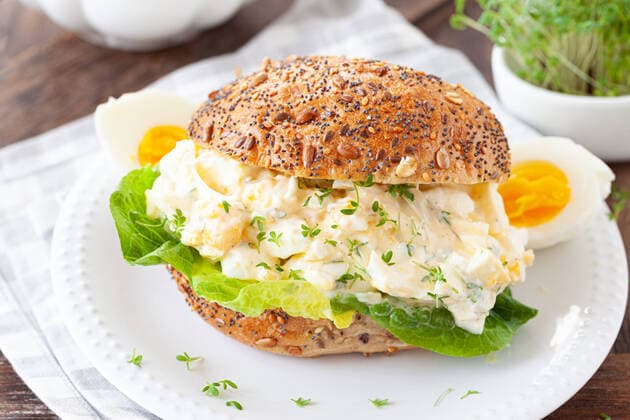 Rustikales Vollkornbroetchen mit Eiersalat und frischem Salat *** Rustic wholemeal bread with egg salad and fresh salad 1079706511