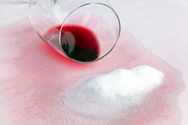 Ein Glas mit Rotwein - Rotweinfleck - Mit Salz reinigen McPBBO *** A glass of red wine Red wine stain Clean with salt McPBBO McPBBO