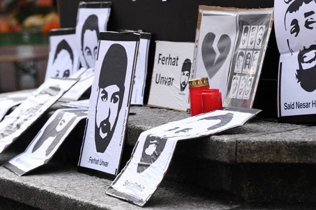 Tuebingen 20.02.2021 Zum Gedenken an die Opfer des rechtsextremistischen Anschlag am 19.2.2020 in Hanau sind auf dem Tuebinger Holzmarkt Plakate mit den Gesichtern und Namen der Opfer . *** Tuebingen 20 02 2021 To commemorate the victims of the right-wing extremist attack on 19 2 2020 in Hanau, posters with the faces and names of the victims have been put up on Tuebingens Holzmarkt. ulm