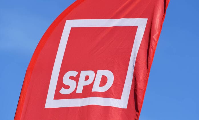 Rottenburg 20.02.2021 Wahlkampf Landtagswahl Baden Wuerttemberg 2021 am 20.02.2021 in Rottenburg: SPD Logo auf einer Fahne auf dem Rottenburger Markplatz.