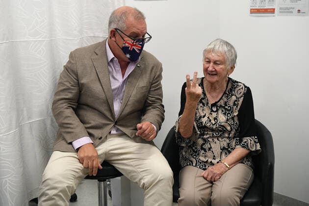 SCOTT MORRISON COVID19 VACCINATION, Australian Prime Minister Scott Morrison gestures alongside Aged care resident Jane Malysiak (left) as she receives the first Codid-19 vaccine in Australia during a visit to Castle Hill Medical Centre to preview the COVID-19 vaccination program on Sunday, February 21, 2021. ( NO ARCHIVING, EDITORIAL USE ONLY, NO USE IN BOOKS WITHOUT CONSENT SYDNEY NSW AUSTRALIA  Copyright: xJOELxCARRETTx 20210221001522029258
