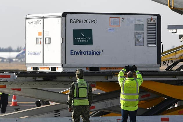 (210221) -- MEXICO CITY, Feb. 21, 2021 -- Staff members unload a temperature-controlled cargo container with COVID-19 vaccines from Chinese company Sinovac inside from a plane at the airport in Mexico City, Mexico, Feb. 20, 2021. The first shipment of COVID-19 vaccines from Chinese company Sinovac arrived in Mexico City on Saturday, authorities reported. ) MEXICO-MEXICO CITY-CHINA-SINOVAC-VACCINE-ARRIVAL XinxYuewei
