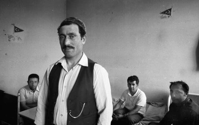Wucher-Mieten fuer tuerkische Gastarbeiter 1968 DEU, Deutschland, Duesseldorf: Der Bericht einer Tageszeitung in Duesseldorf im Jahre 1968 ueber Mietwucher an tuerk. Gastarbeitern erregte den Pastor der ev. Kirche, so dass er seine Gemeinde zum Protest rief. DEU, Germany, Duesseldorf:The report in a daily newspaper in Dusseldorf in 1968 about rent-seeking by Turkish immigrant workers aroused the pastor of the Protestant church, so that he called his congregation to protest. NRW