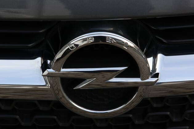 Opel, Logo, auf einem Opel Fahrzeug Mercedes Benz am 20.02.2021 in Siegen Deutschland.