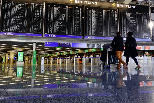 21.02.2021, Frankfurt am Main, Hessen, GER - Nur wenige Passagiere verlieren sich in Zeiten der Coronakrise im Terminal des Flughafen. (Abfertigungshalle, Abfluginformation, Airport, Alltag, Anzeige, Anzeigetafel, Coronaepidemie, Coronapandemie, deutsch, Deutschland, Europa, europaeisch, Flughafen, Flughafenterminal, Frankfurt, Frankfurt am Main, Fraport, Gesellschaft, Hessen, Informationstafel, innen, Innenaufnahme, leer, Leere, Lockdown, Menschen, Passagiere, Personen, QF, Querformat, Reise, Reisende, Reisewarnung, Shutdown, Terminal, Tourismus, Westeuropa, Wirtschaft) 210221D509FRANKFURT.JPG