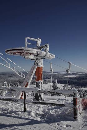 Oberwiesenthal - Zwischen Winterwonderland und Grenzschließung 14.02.2021, 12:00 Uhr Oberwiesenthal Fotograf: LausitzNews.de Tino Link Am Sonntag zeigte sich in Sachsen ein durchwachsenes Bild. Die Menschen im Erzgebirge sind von den Grenzschließungen nach Tschechien für Pendler besonders betroffen. In vielen Firmen arbeiten Tschechen, die neben ihrer Arbeit auch Freunde hier haben. So richtig können sich die Erzgebirgler über das tolle Wetter an diesem Sonntag auch nicht freuen. Die Skipisten und Seilbahnen sind geschlossen und werden auch in dieser Saison nicht mehr öffnen. Und so zeigt sich dem Betrachter ein schönes frostiges und bisher nie da gewesenes Bild. Zentimeter dick liegt der Schnee auf den Seil der Seilbahnen, di Copyright: xLausitzNews.dex xTinoxLinkx
