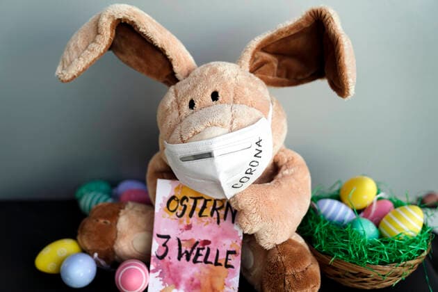 Symbolbild Osterhase mit FFP2 Maske und Schild mit der Aufschrift Ostern 3. Welle Symbolfoto Osterhase mit FFP2 Maske mit Osternest und Schild mit der Aufschrift Ostern 3. Welle. Durch die steigenden Infektionszahlen ist eine 3. Welle im Rahmen der Corona Pandemie immer wahrscheinlicher. Deutschland