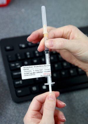 NSW COVID19 VACCINE ROLLOUT, A Pfizer vaccination is seen at the Royal Prince Alfred Hospital Vaccination Hub in Sydney, Monday, February 22, 2021. Australia will begin its roll out of the Pfizer coronavirus vaccine on Monday, the country s most complicated logistical exercise to date. ( NO ARCHIVING, EDITORIAL USE ONLY, NO USE IN BOOKS WITHOUT CONSENT SYDNEY NSW AUSTRALIA  Copyright: xTobyxZernax 20210222001522253703