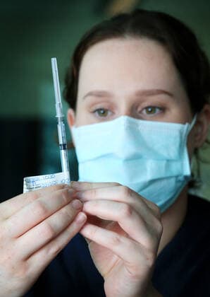 VIC COVID19 VACCINE ROLLOUT, A medical worker prepares a Pfizer coronavirus vaccination at Austin Health in Melbourne, Monday, February 22, 2021. Australia will begin its roll out of the Pfizer coronavirus vaccine on Monday, the country s most complicated logistical exercise to date. ( NO ARCHIVING, EDITORIAL USE ONLY, NO USE IN BOOKS WITHOUT CONSENT MELBOURNE VIC AUSTRALIA  Copyright: xMARKxSTEWARTx 20210222001522293705