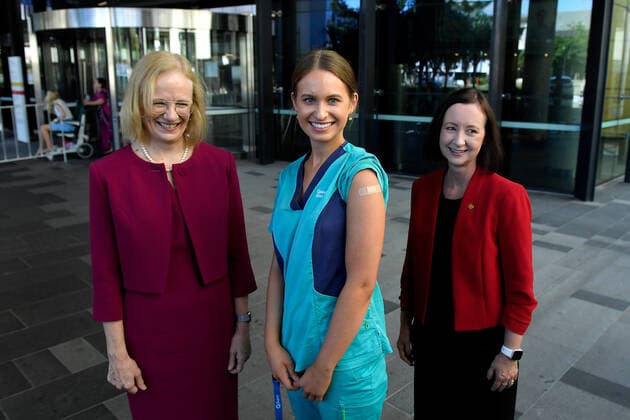 QLD COVID19 VACCINE ROLL OUT, Zoe Park (centre), the first Queenslander to be vaccinated poses with Chief Health Officer Dr Jeannette Young (left) and Health Minister Yvette D?Ath during a media opportunity at the Gold Coast University Hospital in the Gold Coast, Australia, Monday, February 22, 2021. Australia will begin its roll out of the Pfizer coronavirus vaccine on Monday, the country s most complicated logistical exercise to date.( NO ARCHIVING, EDITORIAL USE ONLY, NO USE IN BOOKS WITHOUT CONSENT BRISBANE QLD AUSTRALIA  Copyright: xALBERTxPEREZx 20210222001522297199