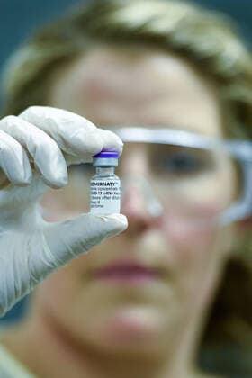 QLD COVID19 VACCINE ROLL OUT, Rachael Raleigh of the Gold Coast University Hospital holds a vial of the Pfizer vaccine during a media opportunity at the Gold Coast University Hospital in the Gold Coast, Australia, Monday, February 22, 2021. Australia will begin its roll out of the Pfizer coronavirus vaccine on Monday, the country s most complicated logistical exercise to date.( NO ARCHIVING, EDITORIAL USE ONLY, NO USE IN BOOKS WITHOUT CONSENT BRISBANE QLD AUSTRALIA  Copyright: xALBERTxPEREZx 20210222001522297138